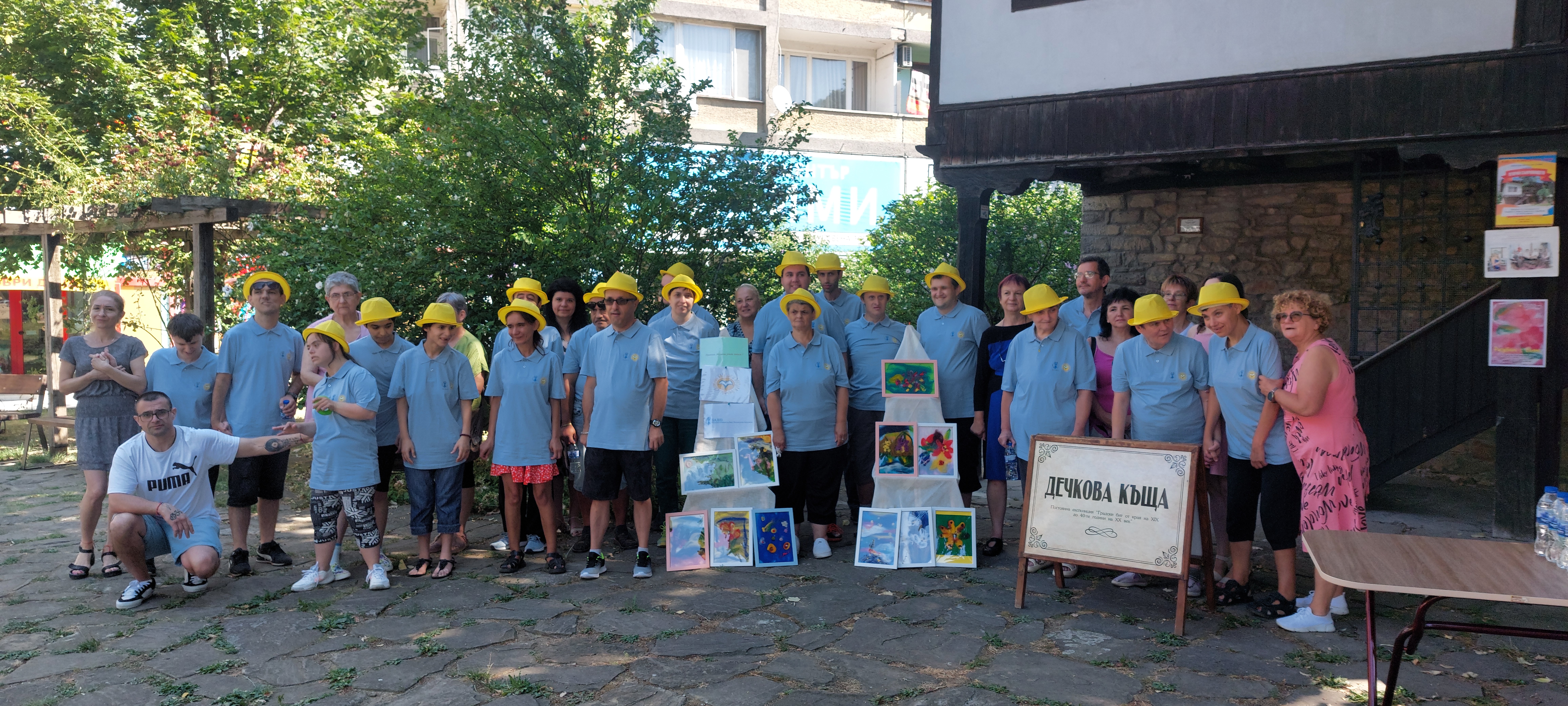 Картини от вълна на потребителите на ДЦПЛУ украсиха Дечковата къща