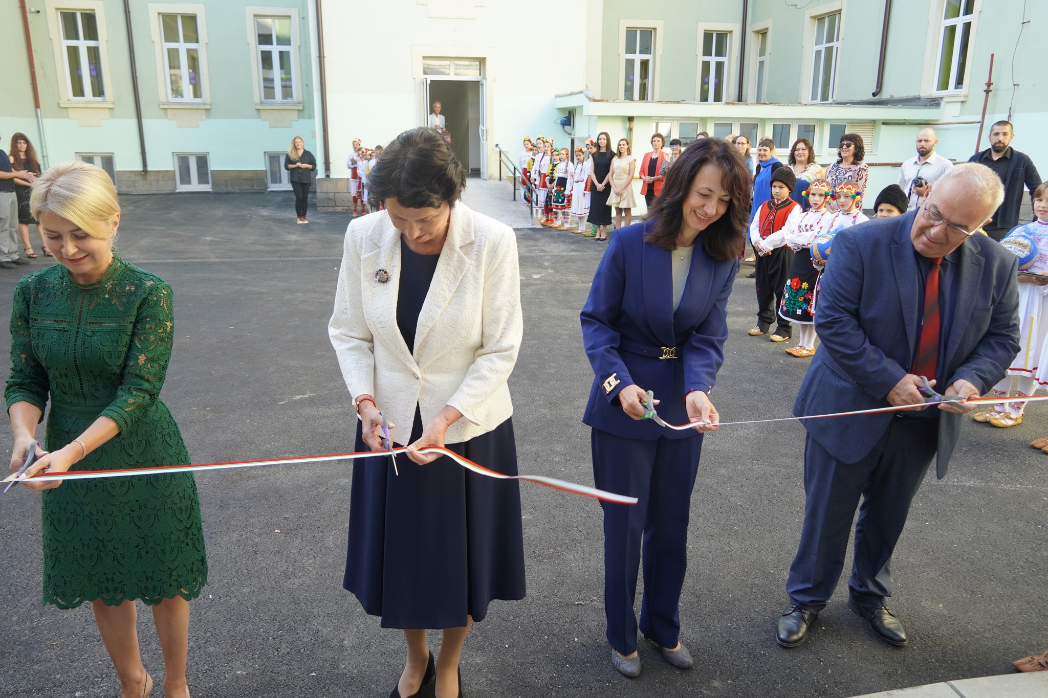 ОУ “Неофит Рилски“ посрещна учебната година с нови физкултурен салон и STEM център