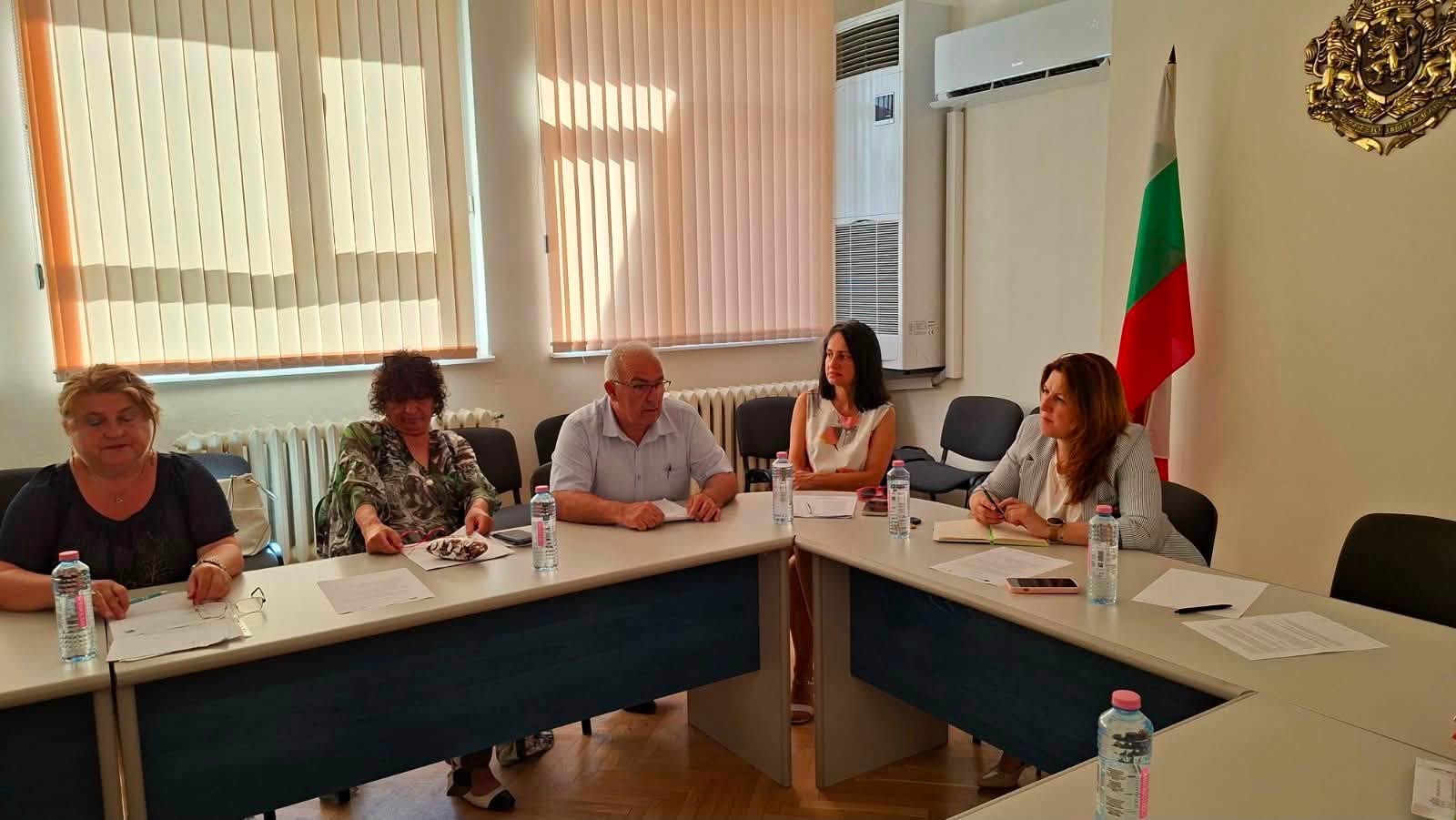 Извънредна подготовка за бъдещите зрелостници и мерки за подобряване на образователните резултати обсъдиха институциите в област Габрово