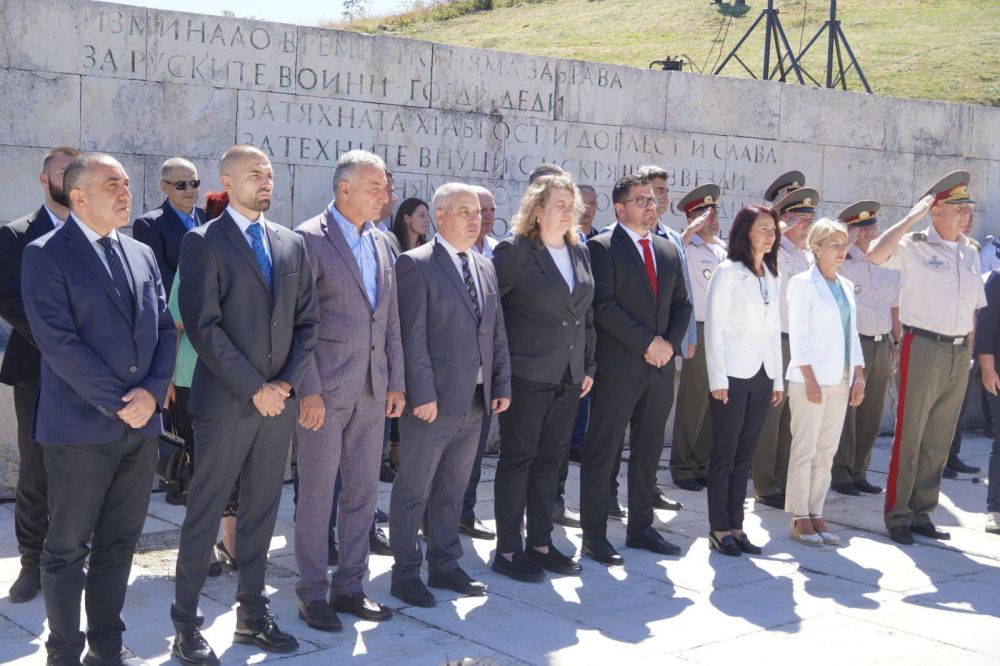Венци и цветя окичиха Паметника на свободата в памет на героите от Шипченската епопея