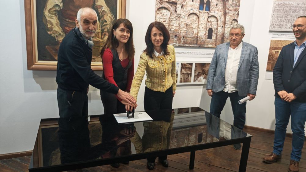 Валидираха пощенска марка с лика на Колю Фичето