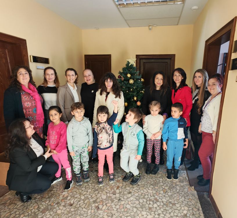 Коледното настроение влезе в Областна администрация Габрово