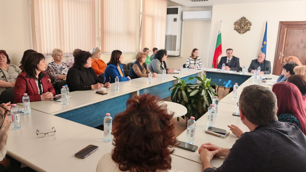 Областният управител проведе среща с директорите на училищата в областта 