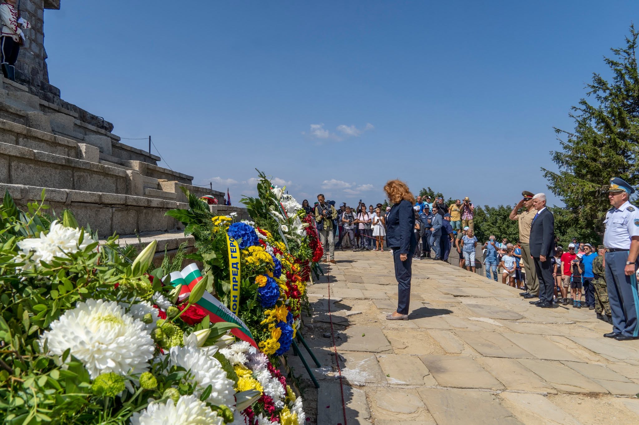 Президентът Илияна Йотова и министърът на отбраната Димитър Стоянов ще бъдат официални гости на честването на Шипка