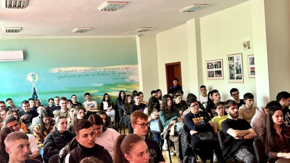 730 абитуриенти от 13 училища в областта с урок по пътна безопасност преди баловете