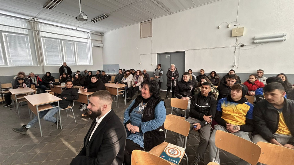 Заместник областният управител Иван Любомиров посети гимназията в Градница