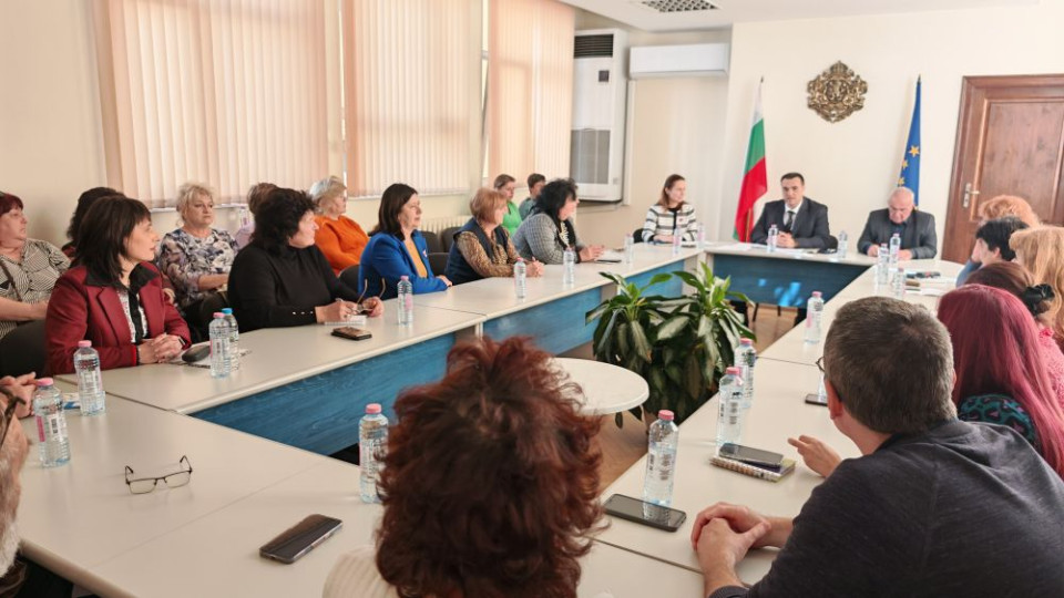 Областният управител проведе среща с директорите на училищата в областта 