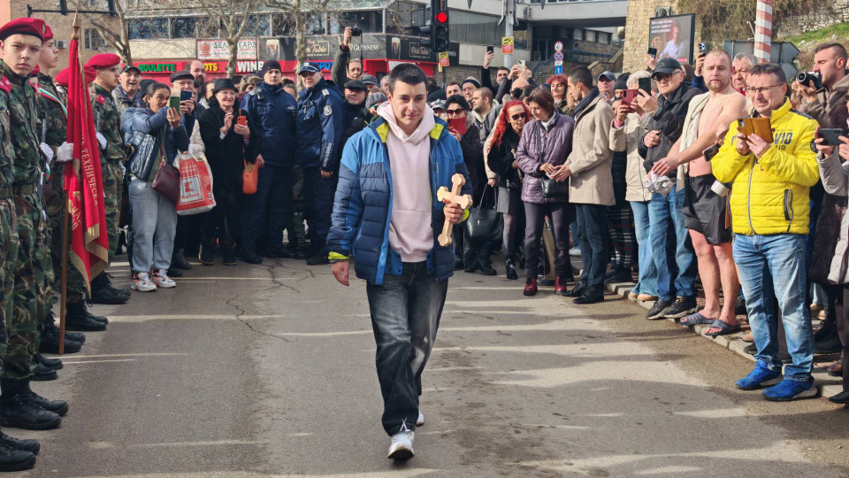 17-годишният Георги Пенчев спаси богоявленския кръст в Габрово