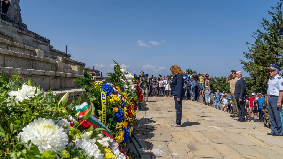 Президентът Илияна Йотова и министърът на отбраната Димитър Стоянов ще бъдат официални гости на честването на Шипка