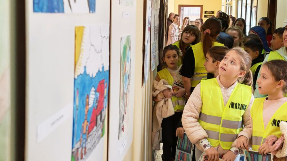 Изложба с 23 рисунки за пътната безопасност е подредена в Областна администрация 