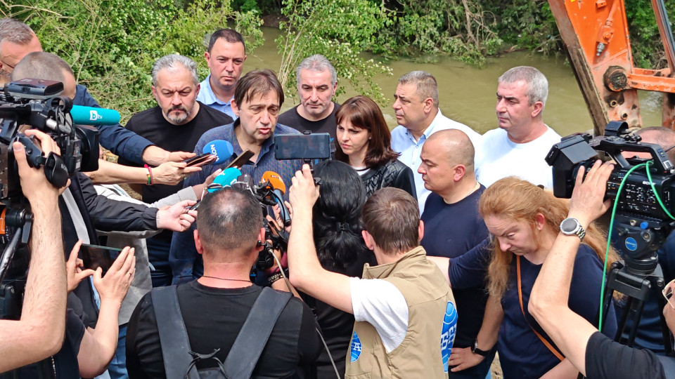 Министрите на земеделието, на труда и социалната политика и на регионалното развитие и благоустройството инспектираха засегнатите в Севлиево 